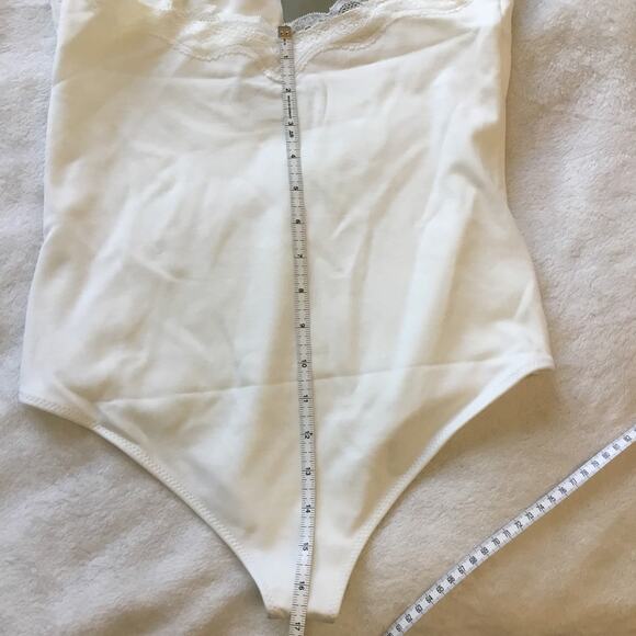 Love Bonito White Amalthea Padded Lace Trim Bodysuit - Picture 15 of 16